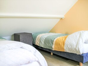 2 bedrooms, desk, WiFi
