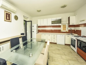 Fridge, oven, dishwasher, cookware/dishes/utensils