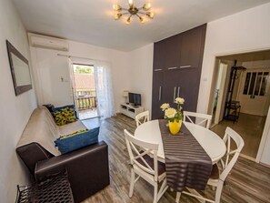 Flat-screen TV, fireplace, DVD player