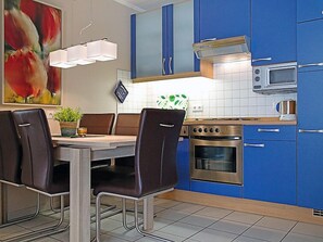 KĂŒhlschrank, Mikrowelle, Ofen, Hochstuhl