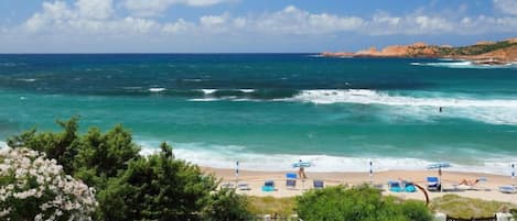 Una spiaggia nelle vicinanze