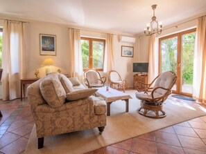 Een televisie en een open haard