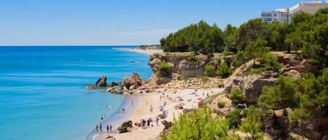 Una spiaggia nelle vicinanze