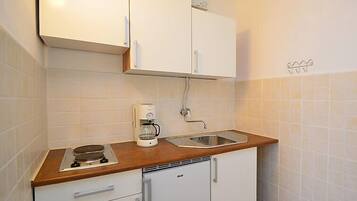 Kühlschrank, Mikrowelle, Kochgeschirr/Geschirr/Besteck