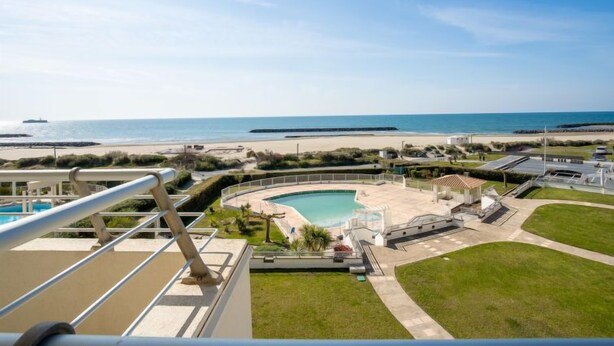 A pool area with a view of the beach and ocean. - Le Sunset/Cap Sud by Interhome (Cap d'Agde)