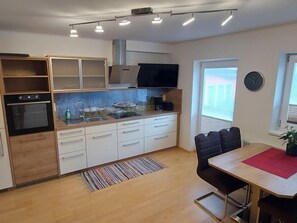 Kühlschrank, Ofen, Geschirrspüler, Kochgeschirr/Geschirr/Besteck
