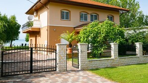 Ein zweistöckiges Haus mit einem Ziegeldach, einem Balkon und einem verschlossenen Eingang.