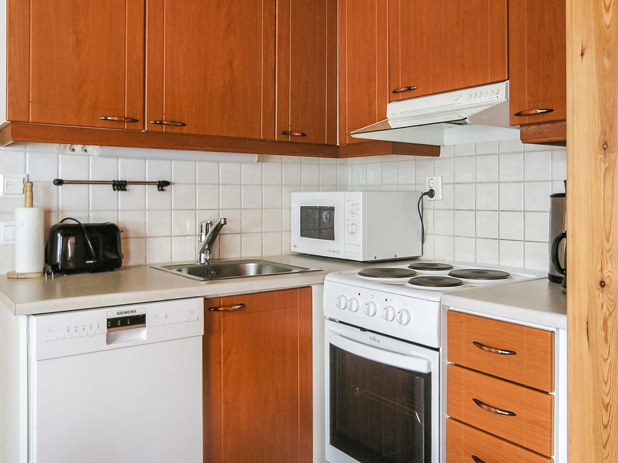 Frigorífico, microondas, lavavajillas y utensilios de cocina