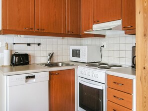 Fridge, microwave, dishwasher, cookware/dishes/utensils