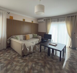 TV, fireplace, DVD player, table football - Rental portugal Lisboa Beach holiday home Lisbon Lourinha Peniche (Unknown)