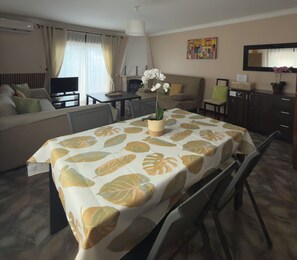 TV, fireplace, DVD player, table football - Rental portugal Lisboa Beach holiday home Lisbon Lourinha Peniche (Unknown)