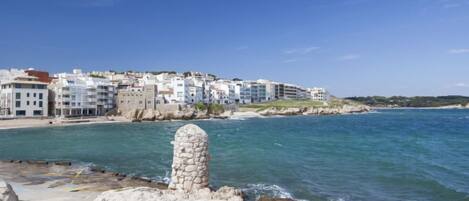 Una spiaggia nelle vicinanze
