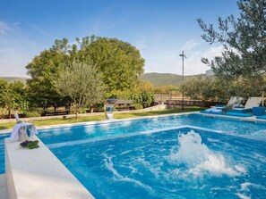 حمّام سباحة مُدفَّأ