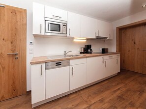 Kühlschrank, Mikrowelle, Geschirrspüler, Kochgeschirr/Geschirr/Besteck