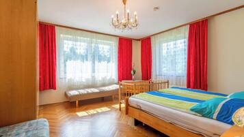 3 bedrooms, iron/ironing board, internet (free)