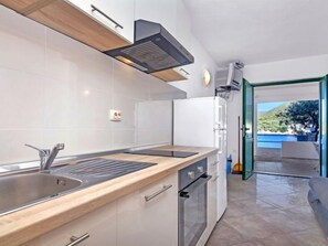 Kjøleskap, ovn og kjøkkenutstyr