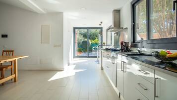 Frigorífico, microondas, horno y lavavajillas