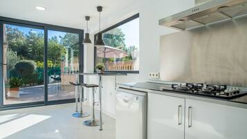 Frigorífico, microondas, horno y lavavajillas