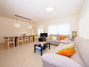 Una televisión de pantalla plana