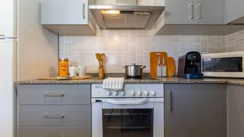 Een koelkast, een magnetron, een oven, een broodrooster