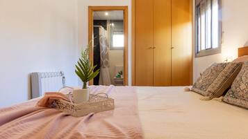 3 slaapkamers, een strijkplank/strijkijzer, wifi