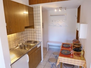 Frigorifero, tostapane, pentole/stoviglie/utensili, tavolo da pranzo