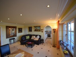 تلفزيون، مدفأة، مشغل دي في دي