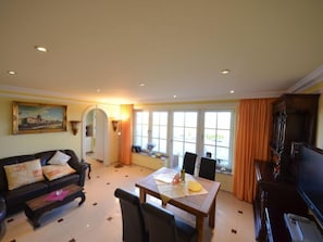 Fernseher, Kamin, DVD-Player