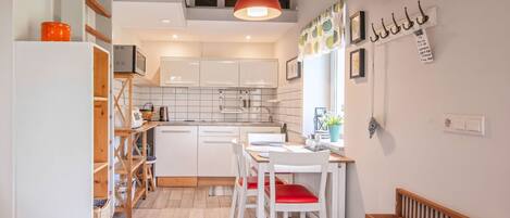 Refrigerador, microondas y utensilios de cocina