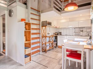 Réfrigérateur, micro-ondes, batterie de cuisine, vaisselle et ustensiles