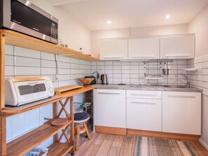Kylskåp, mikrovågsugn och grytor/köksredskap