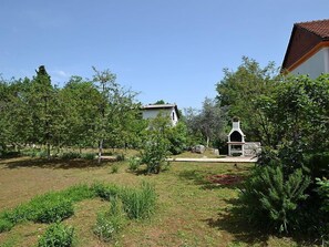 Ein Garten mit verschiedenen Pflanzen und einer kleinen weißen Struktur.