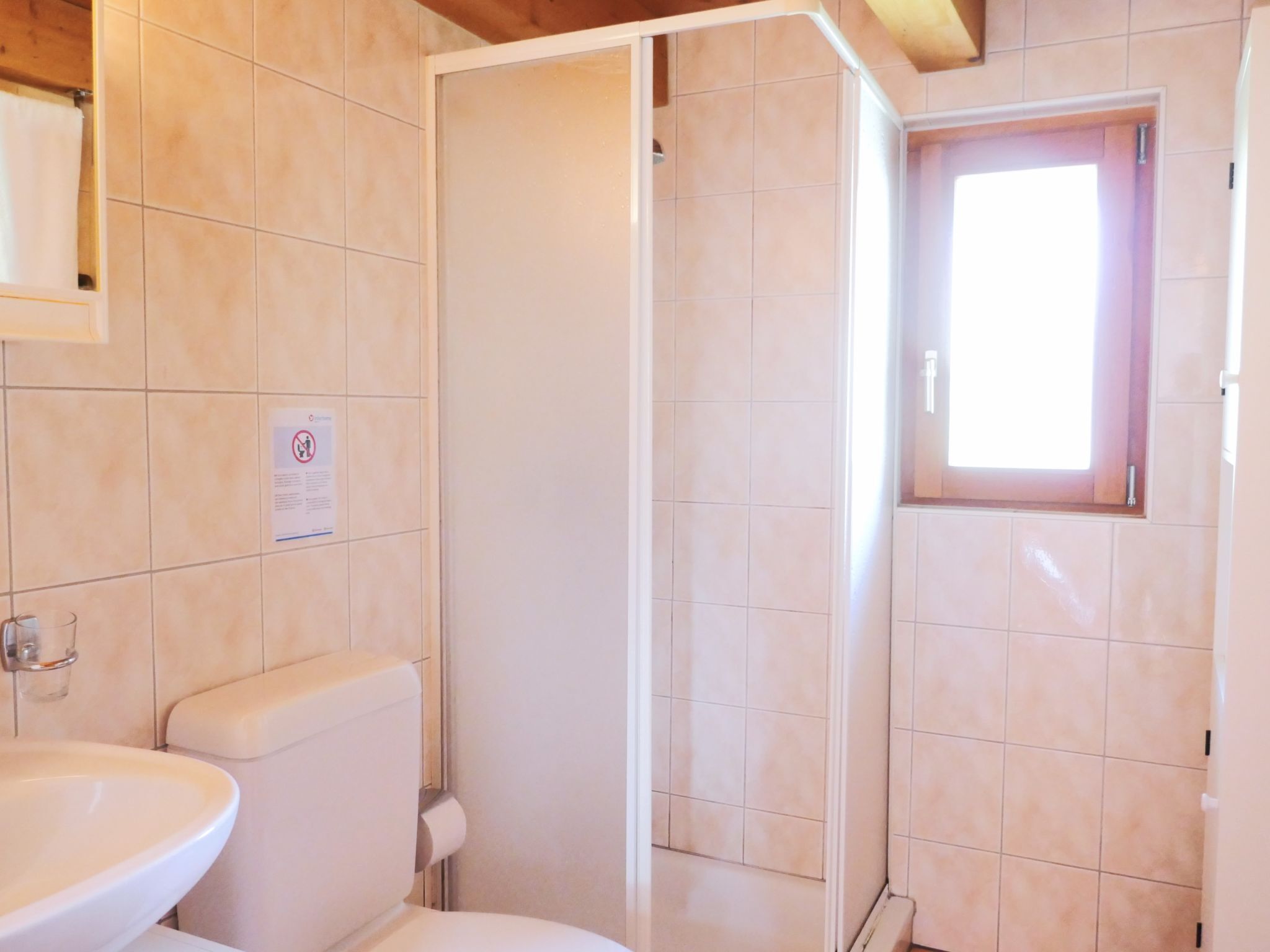 Un bany amb rentapisa, vàter i plat de dutxa.