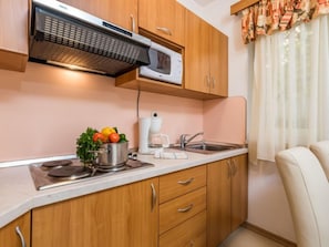 Refrigerador, microondas, utensilios de cocina