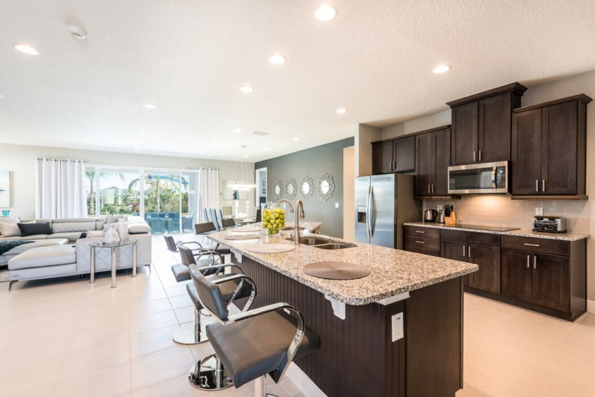 Geladeira, micro-ondas, fogão, cooktop