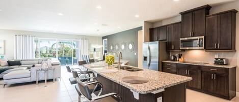 Geladeira, micro-ondas, fogão, cooktop