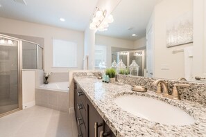 Villa (1 Bedroom) | Bathroom | Combined shower/tub
