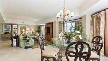 Villa (1 Bedroom) | Sala de estar | Una televisión