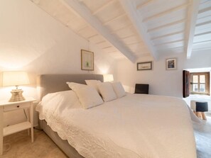2 bedrooms, iron/ironing board, WiFi