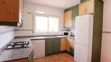 Een koelkast, een magnetron, een oven, een vaatwasser