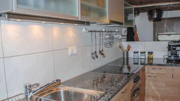 Kühlschrank, Ofen, Kochgeschirr/Geschirr/Besteck