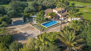 Una villa con piscina, immersa nel verde e circondata da montagne.