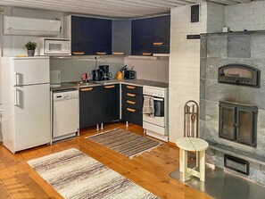 Refrigerador, microondas, lavavajillas y utensilios de cocina 