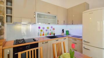 Frigorífico, horno, lavavajillas y utensilios de cocina