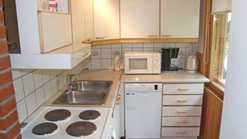 Refrigerador, microondas, lavavajillas, utensilios de cocina