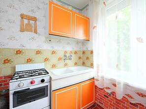 Kühlschrank, Mikrowelle, Ofen, Hochstuhl
