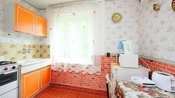 Kühlschrank, Mikrowelle, Ofen, Hochstuhl