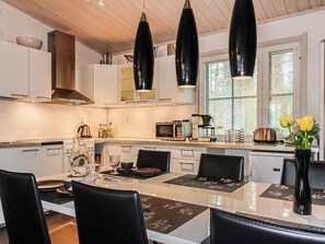 Réfrigérateur, micro-ondes, lave-vaisselle, chaise haute