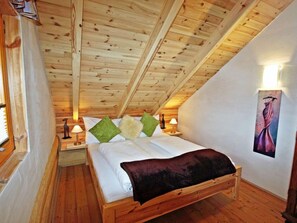 3 bedrooms, desk, WiFi