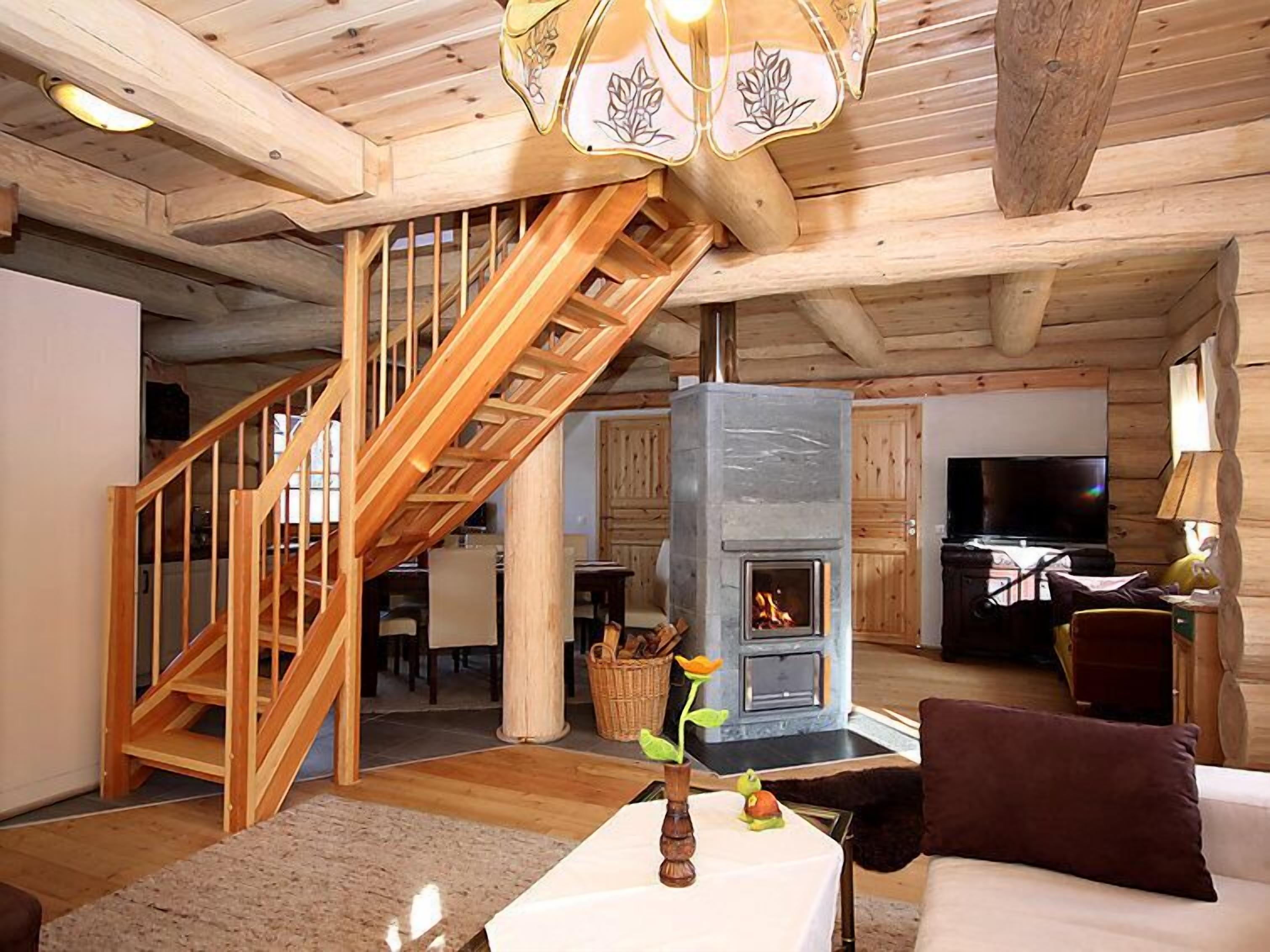 Fernseher, Kamin, DVD-Player